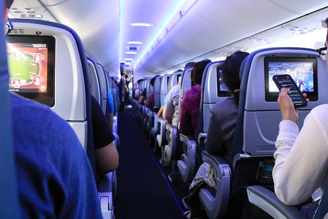 Flugzeug Innenraum - Menschen mit Handgepäck